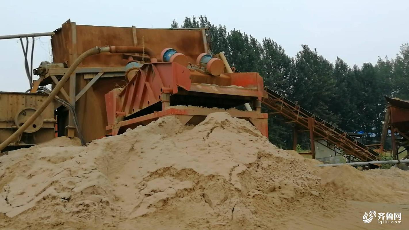 洗沙厂夜洗千吨,一捻就碎的麻刚沙被加工后做了混凝土