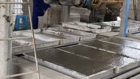 水泥预制构件生产线斜拉混凝土预制块布料机路沿石六角块u型槽砌块生产设备